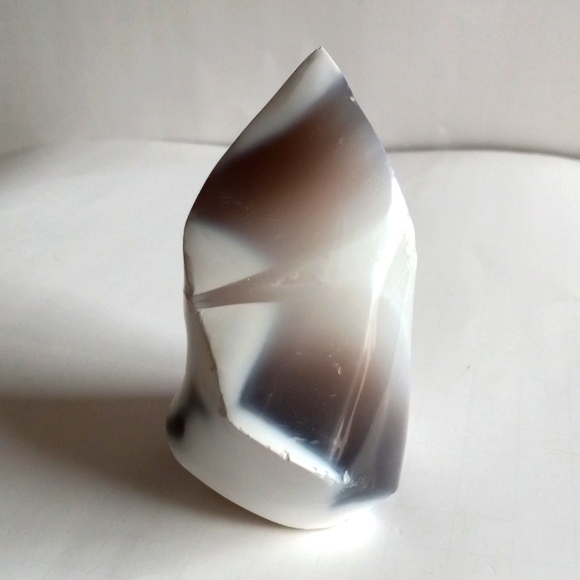 Blue & White Orca Agate and Clear Crystal Flame Carving. - Picture 4 of 6